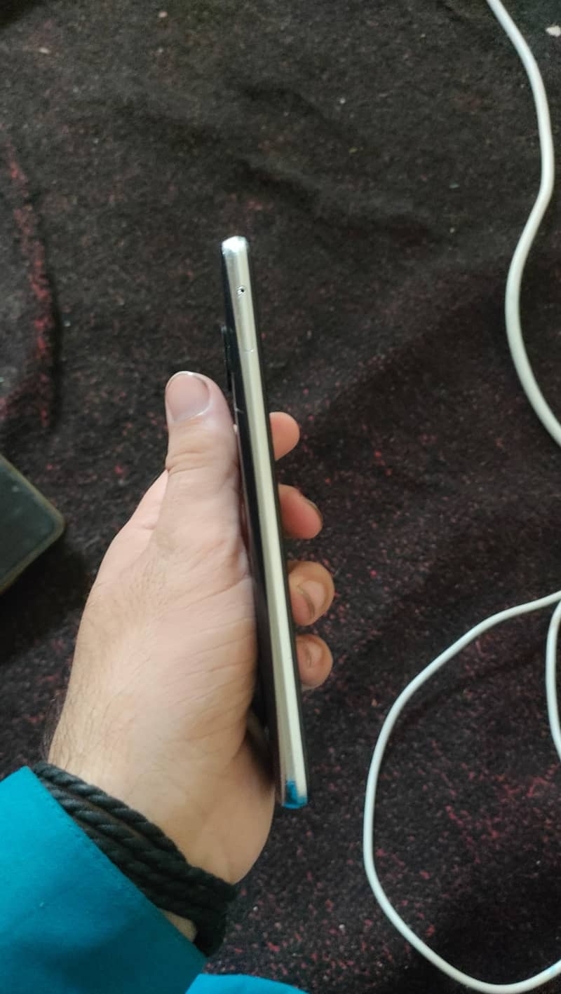 Sharp Aquos R2 5