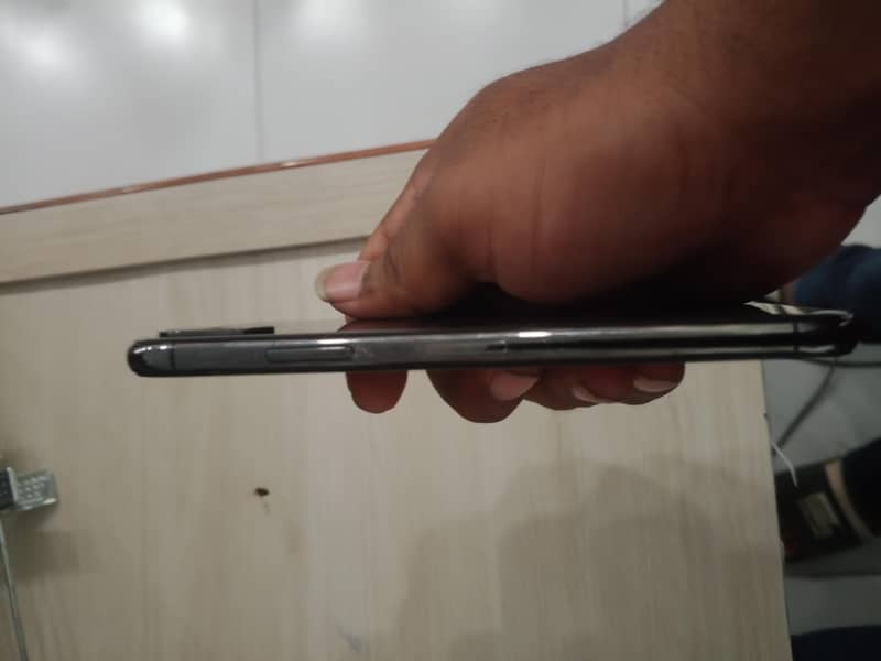 Apple iPhone X 4