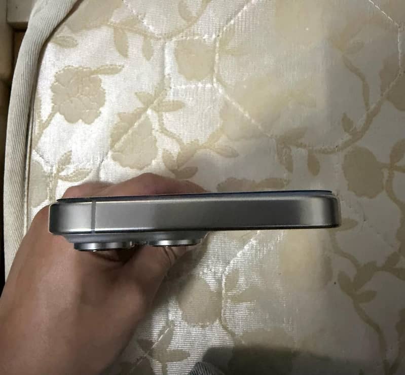 Apple iPhone 16 Pro Max 1