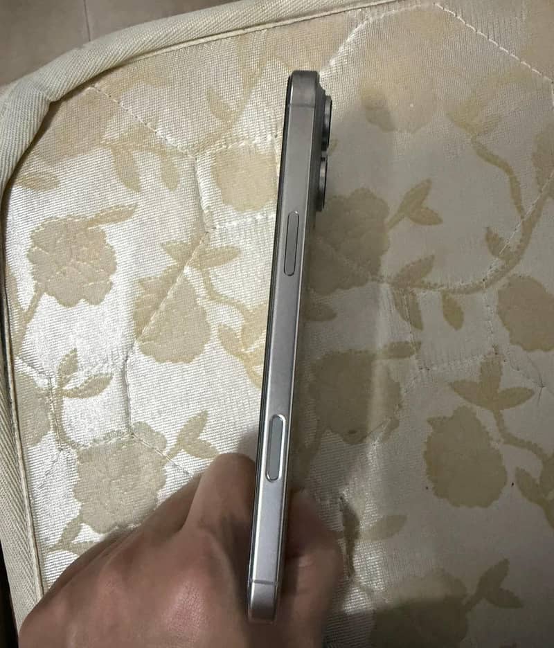 Apple iPhone 16 Pro Max 3