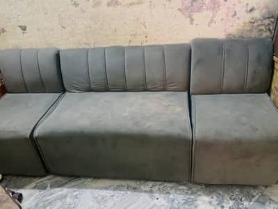 good condition sofa set and Gare color hy