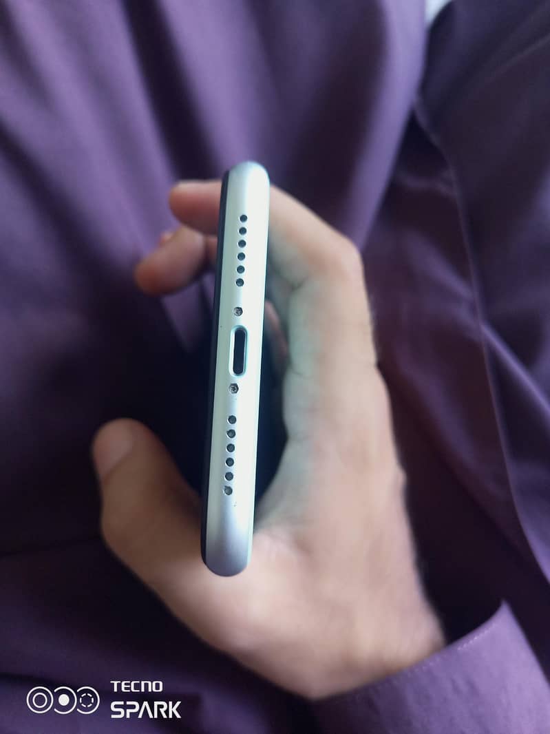 Apple iPhone 11 4