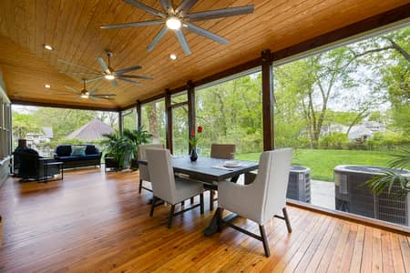 600 Yards Top Notch Location Commercial Office Use Bungalow In Outstanding Condition Behind Karsaz Having 10,000 Square Feet Of Carpeted Space Suitable For Setting Up Salon, Corporate Office Or Lodging Arrangements For Company'S Executives