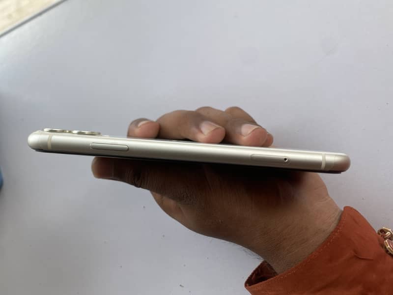 Apple iPhone 11 4