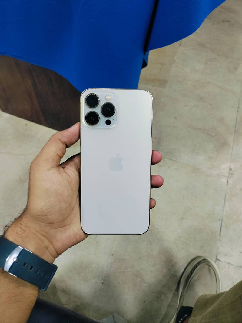 Apple iPhone 13 Pro Max 4