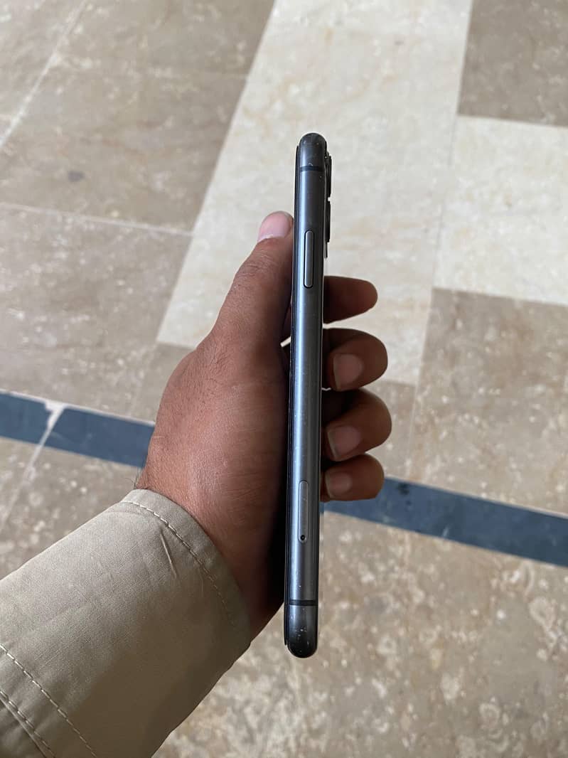 Apple iPhone 11 4