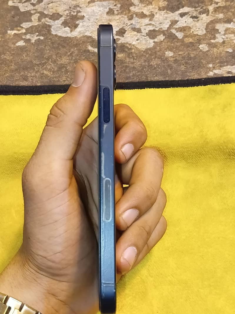 Apple iPhone 12 4
