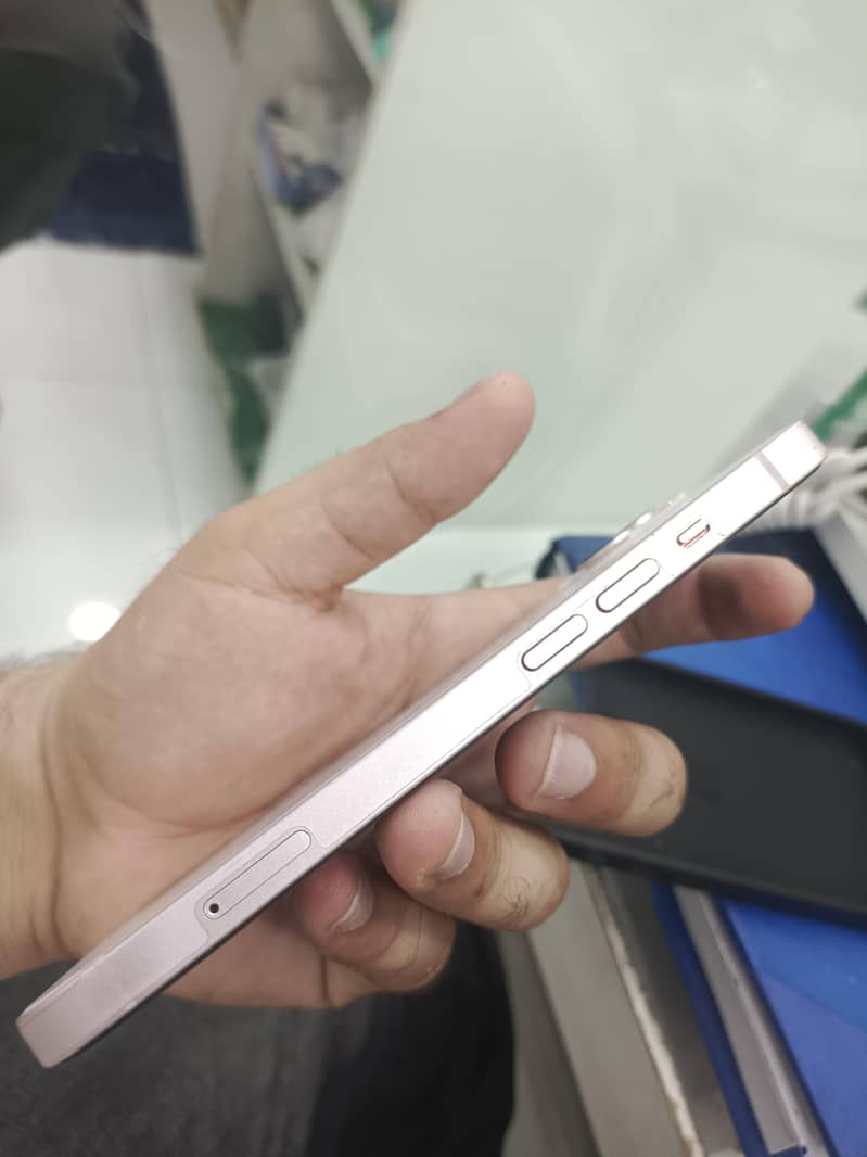 Apple iPhone 13 4