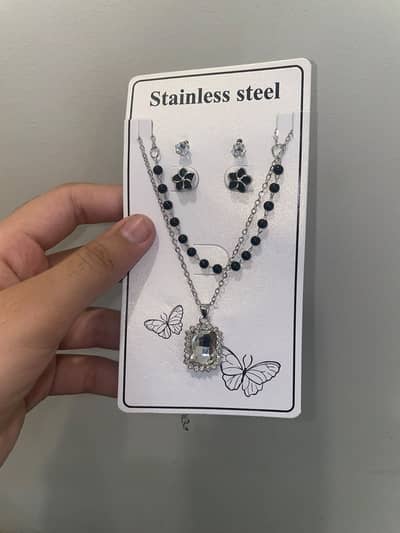 2 Necklace and 2 pair of tops
