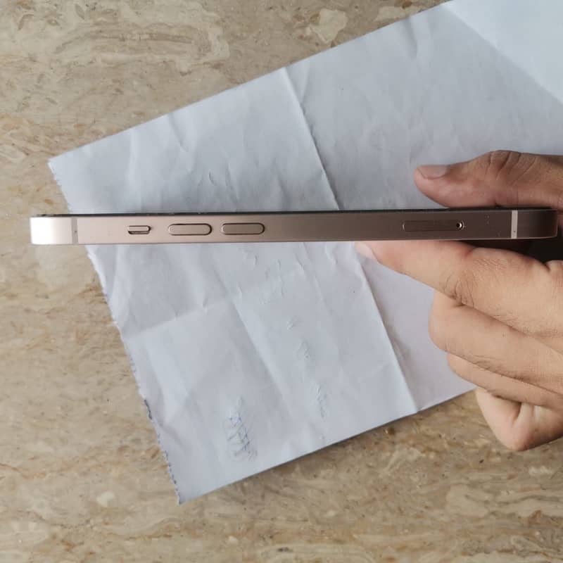 Apple iPhone 13 6