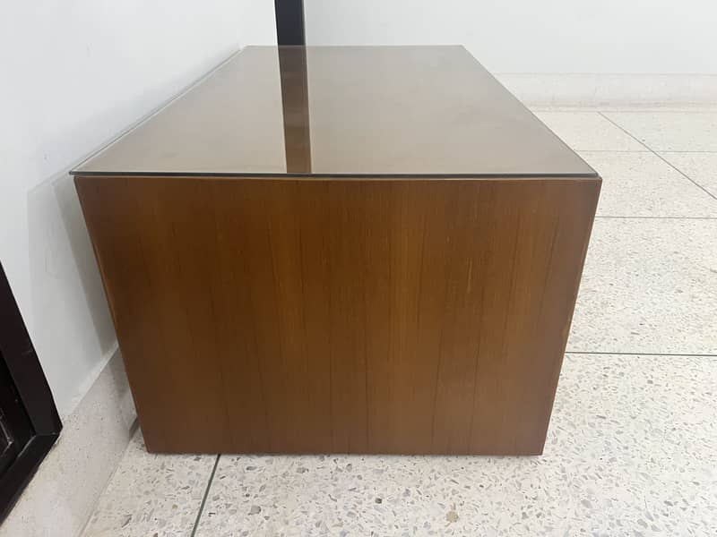 Table (center) 2