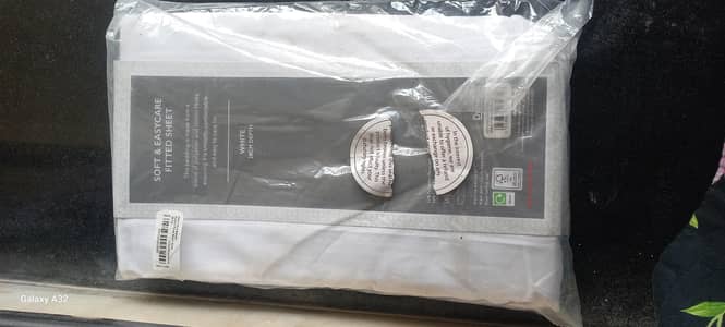 fitted bedsheet