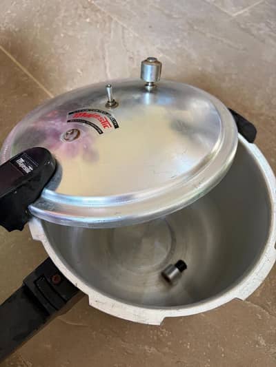 Pressure cooker