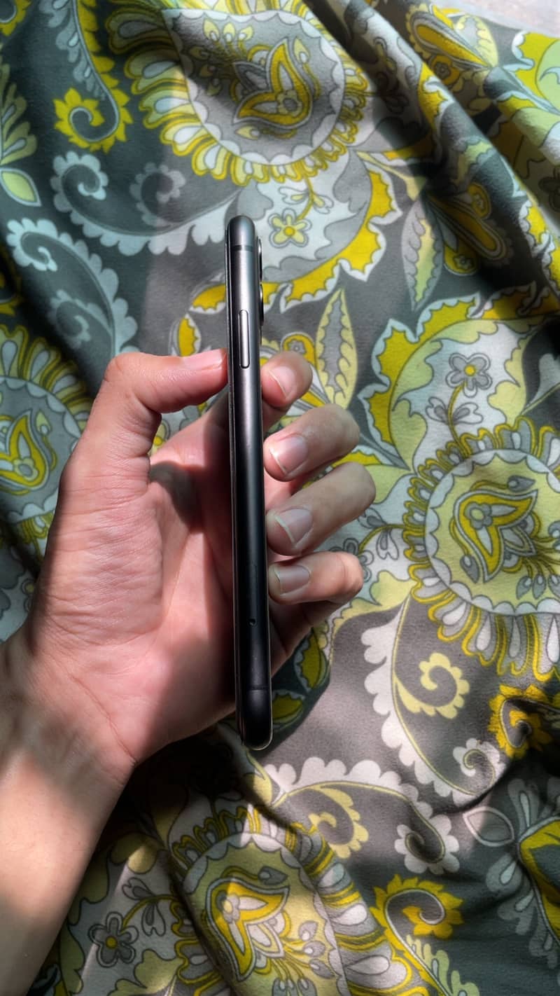 Apple iPhone 11 4