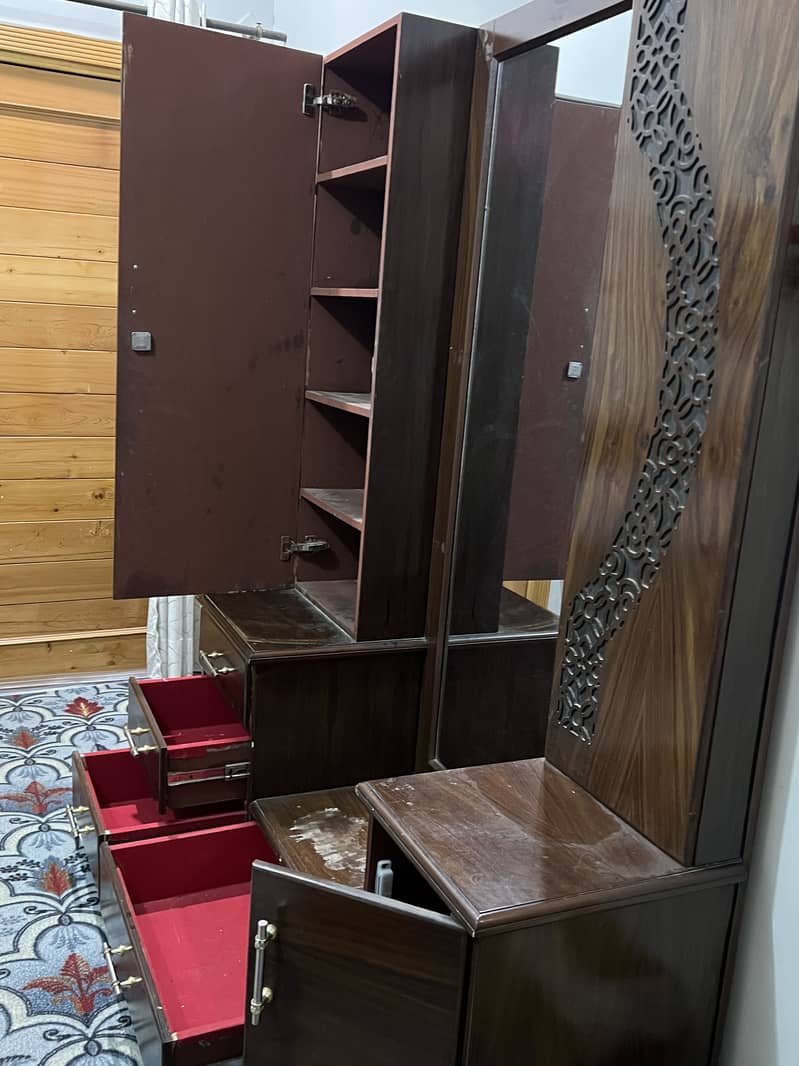 Dressing table with mirror 3