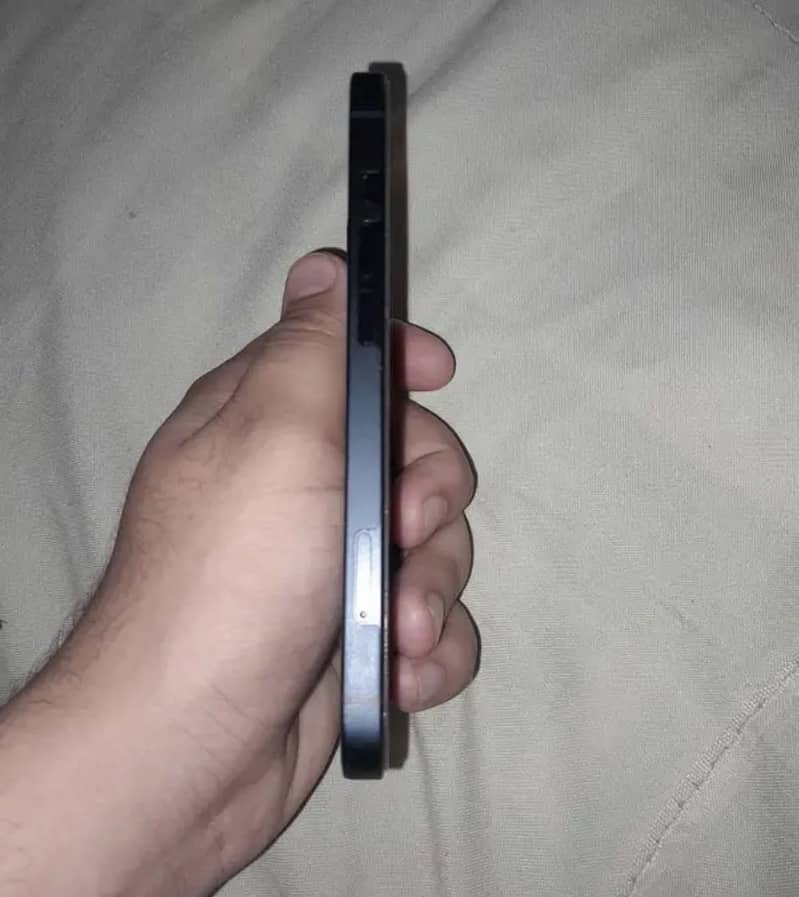 Apple iPhone 13 8