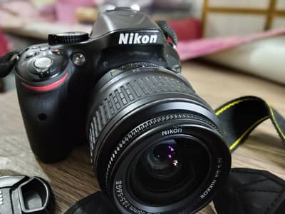 Nikon D5200 DSLR with Lens – Like New