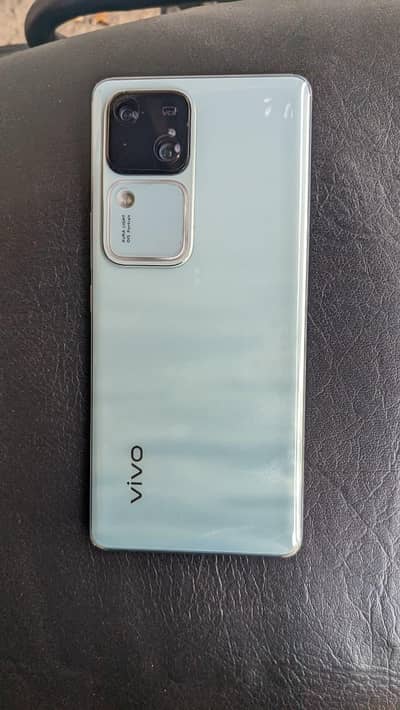 VIVO V30