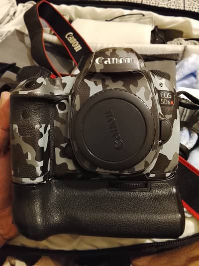 Canon 5DSR + vertical Grip