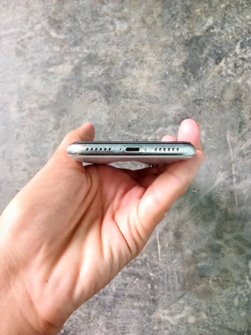 Apple iPhone X 4