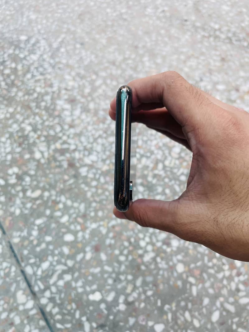 iPhone X 4