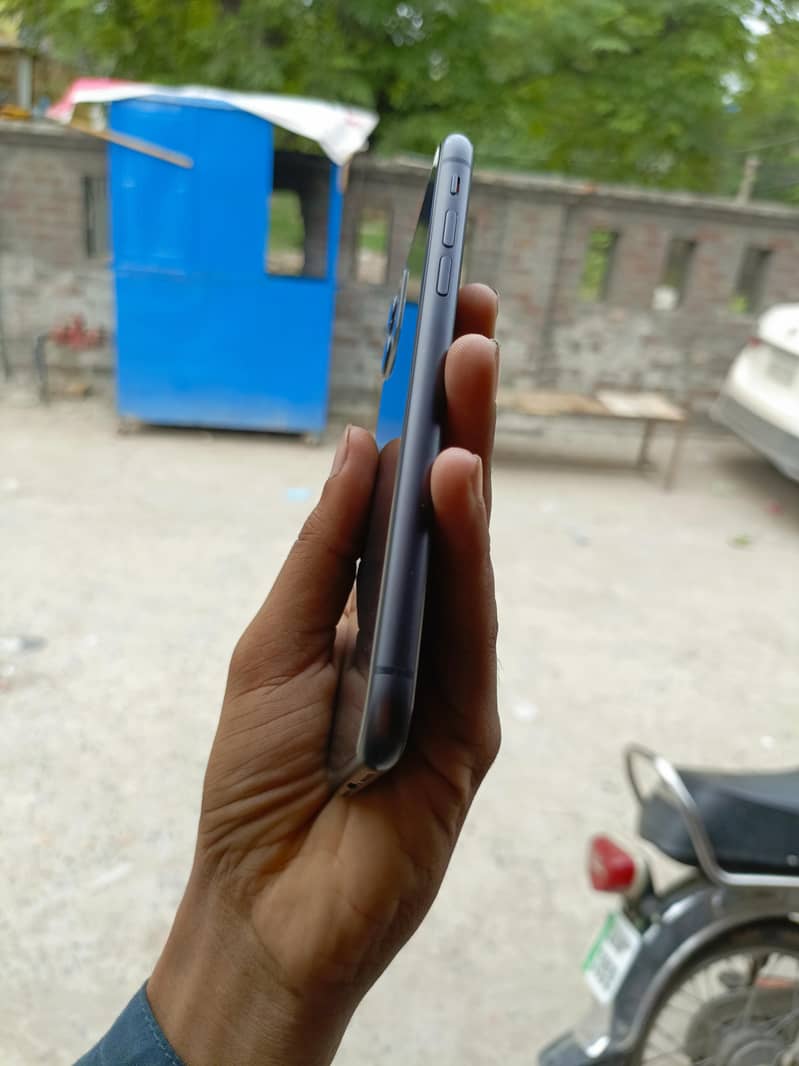 Apple iPhone 11 4