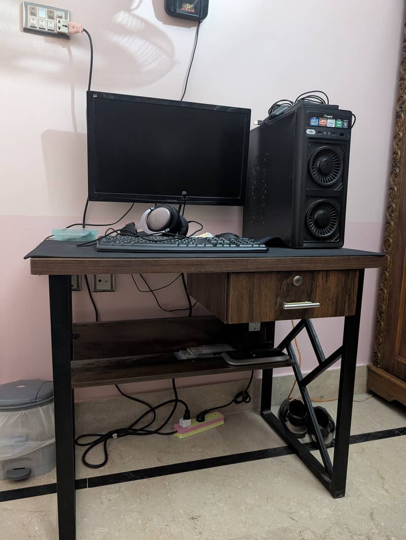 Computer Table Just Like new 0