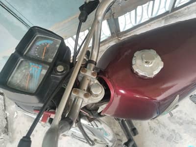 Honda 125 red color