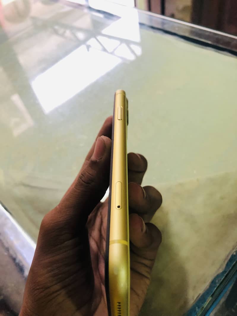 Apple iPhone 11 4