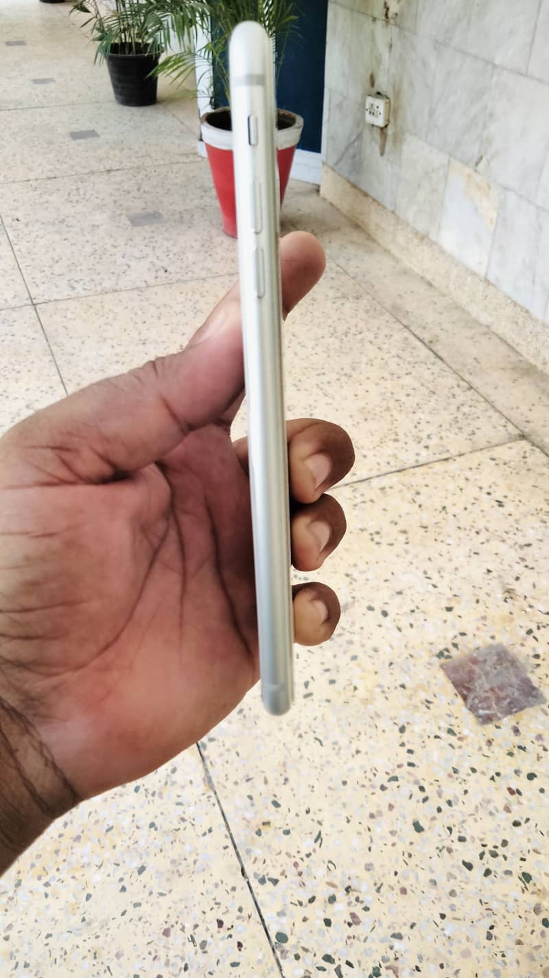 Apple iPhone 8 Plus 4