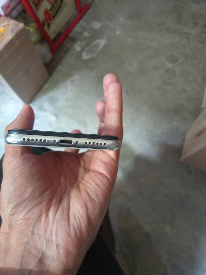 Apple iPhone X 4