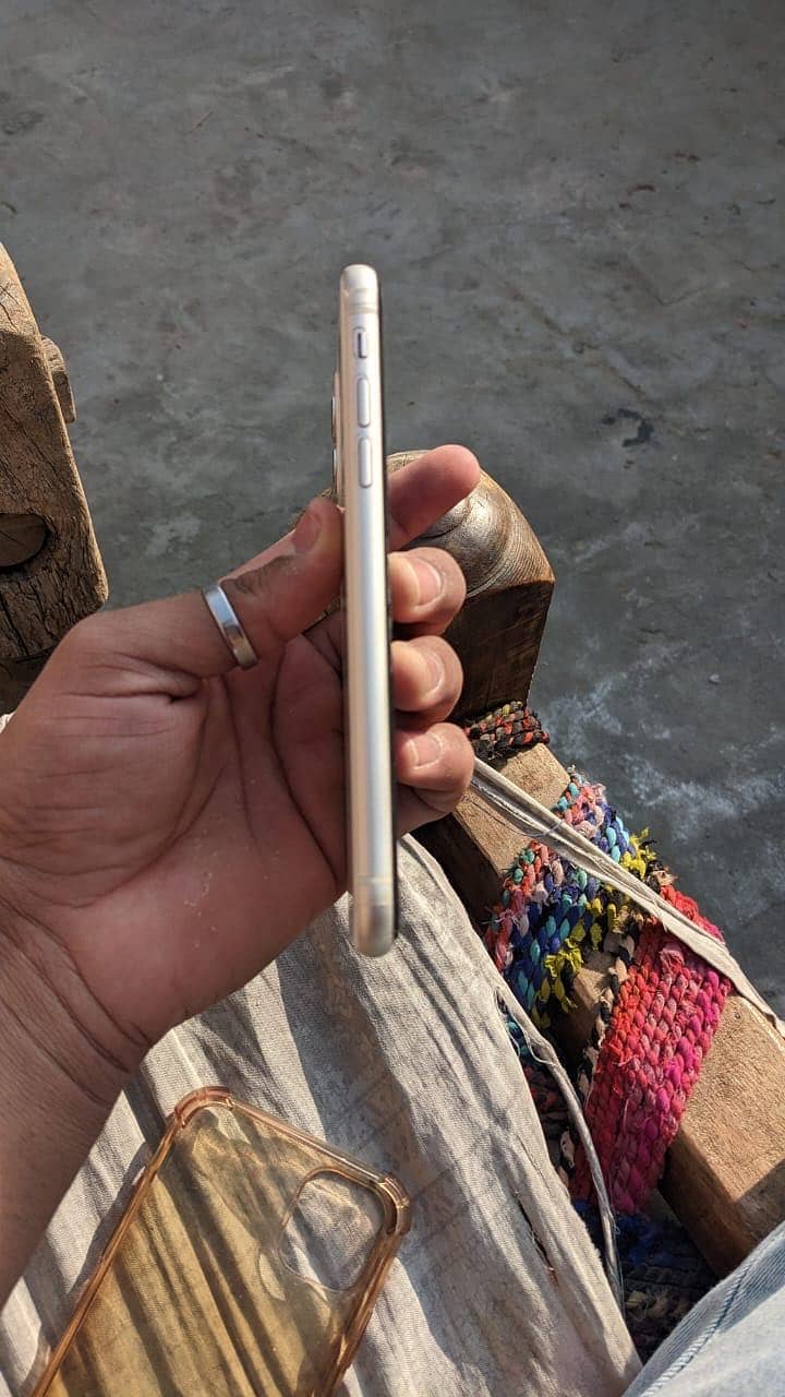 Apple iPhone 11 4