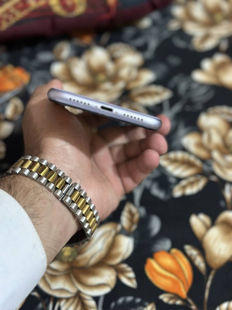 Apple iPhone 11 4