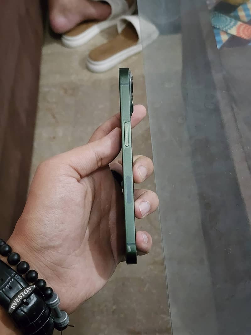 Apple iPhone 13 5