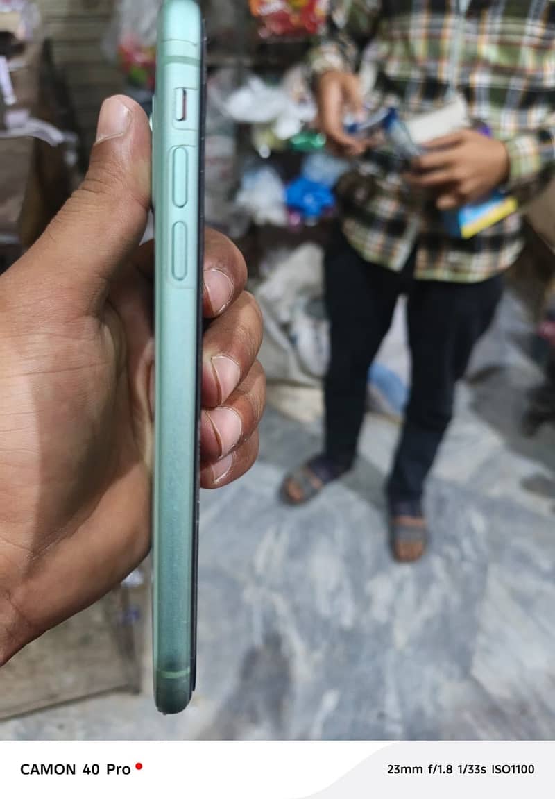 Apple iPhone 11 4