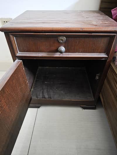 2 single beds and 2 drawers