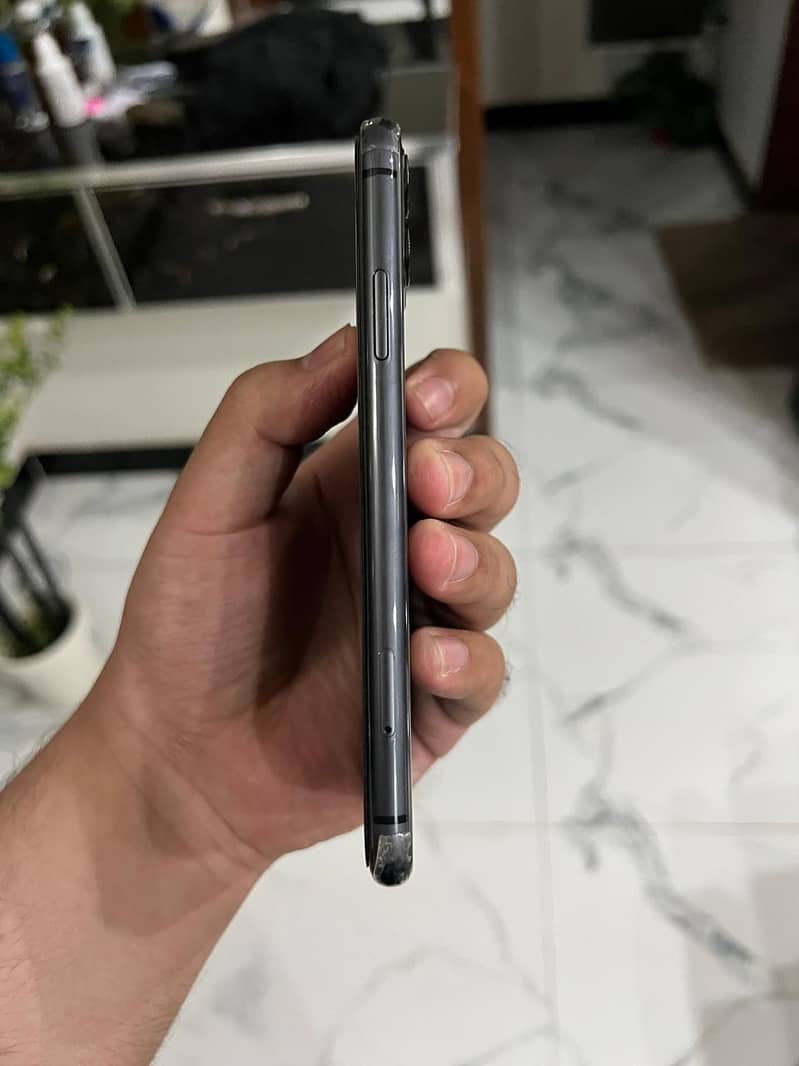 iPhone 11 4