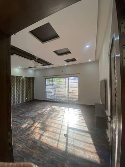 1 KANAL LOWER LOCK UPPER PORTION FOR RENT 3 BEDS TV LOUNGE KITCHEN GOOD