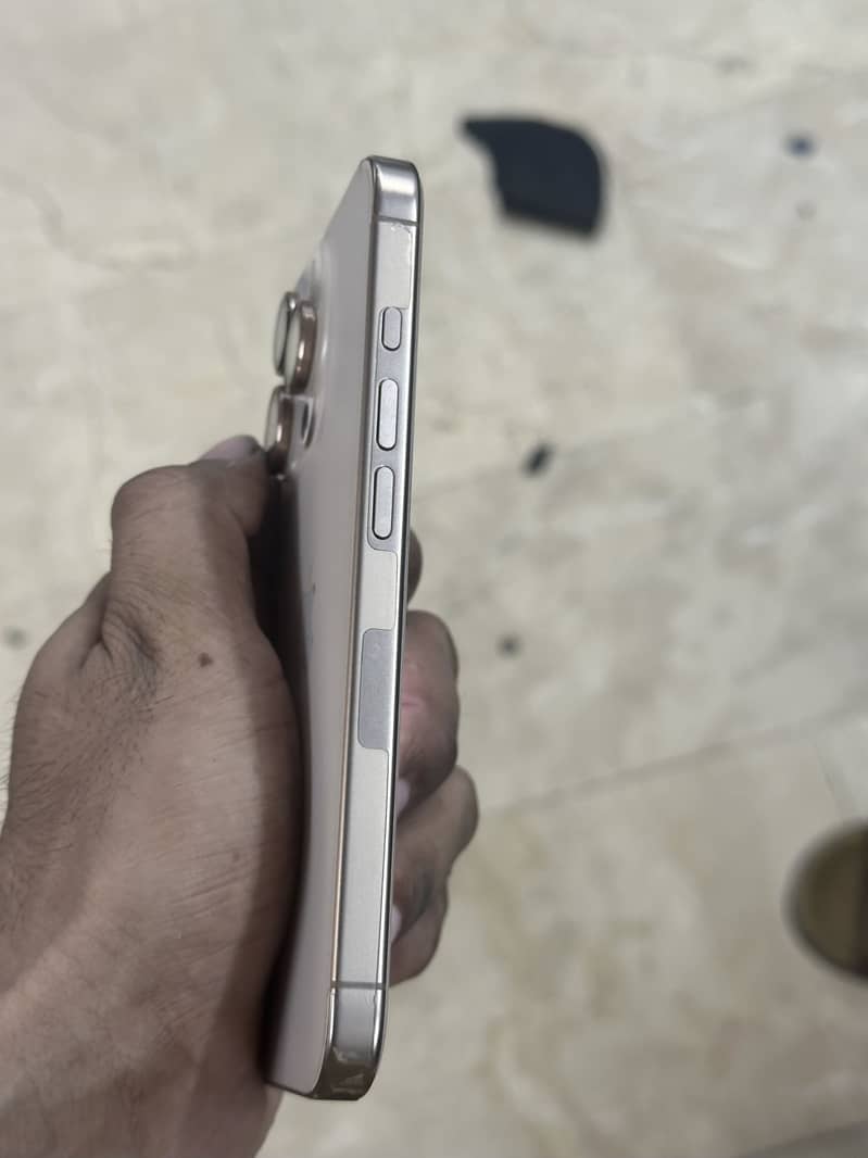 iPhone 16 Pro 4