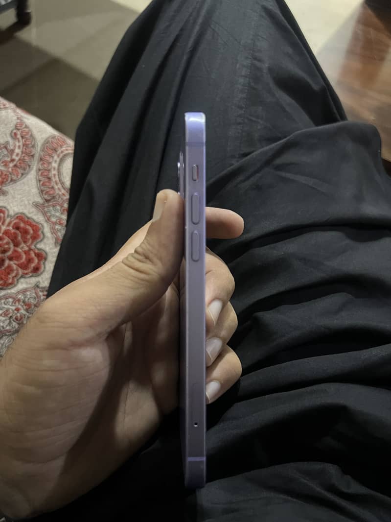 Apple iPhone 12 4