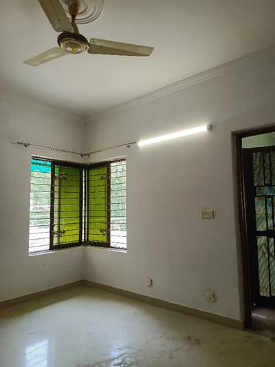 12 Marla Upper Portion 3 Bedroom Attach Washroom TV Lounch Kicthen Store Room