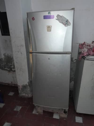 Medium size fridge good cooljng