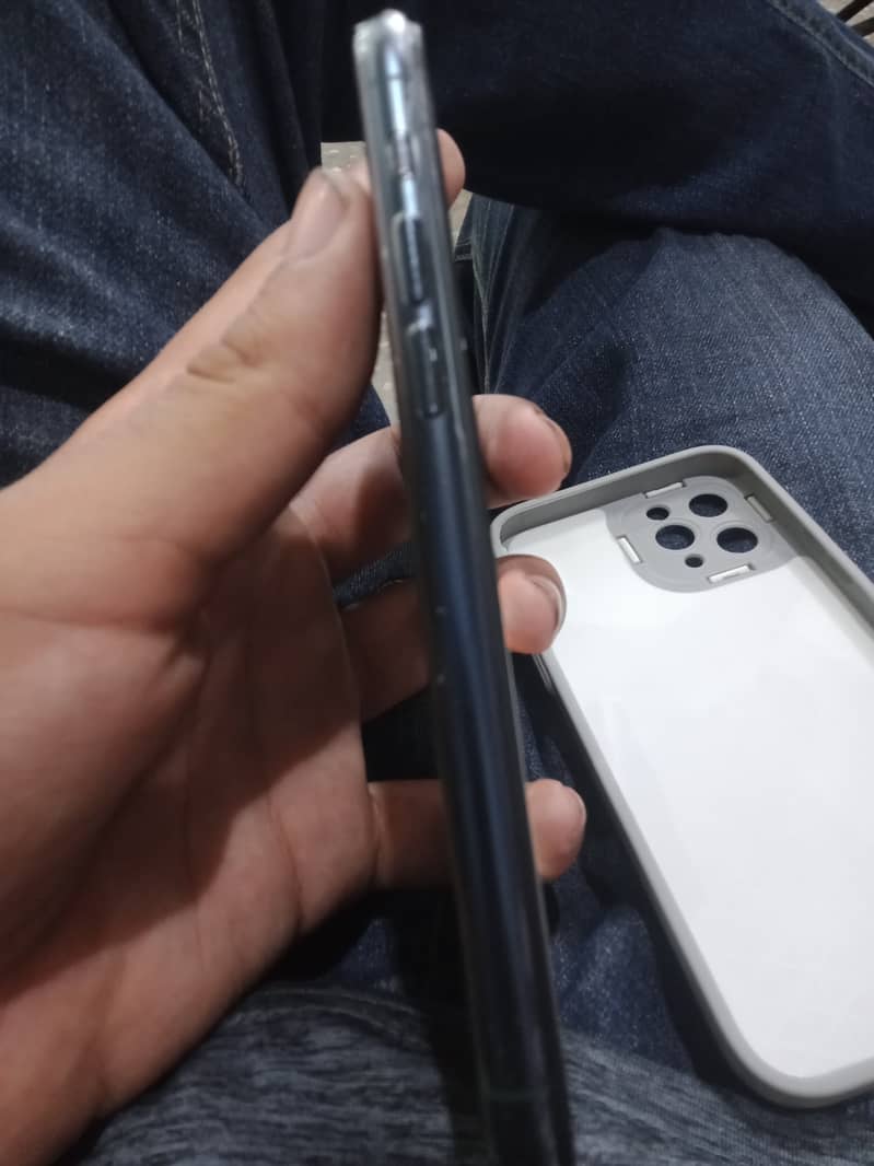 Apple iPhone 11 Pro 4