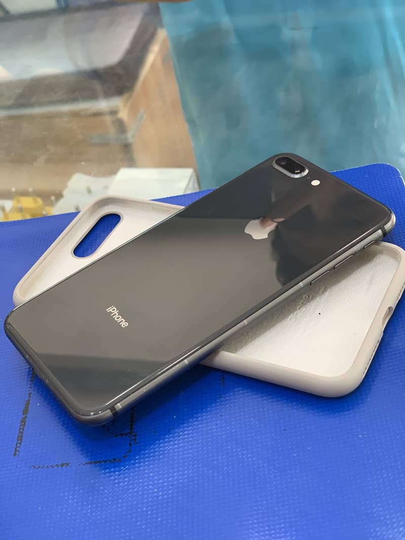 Apple iPhone 8 Plus 1