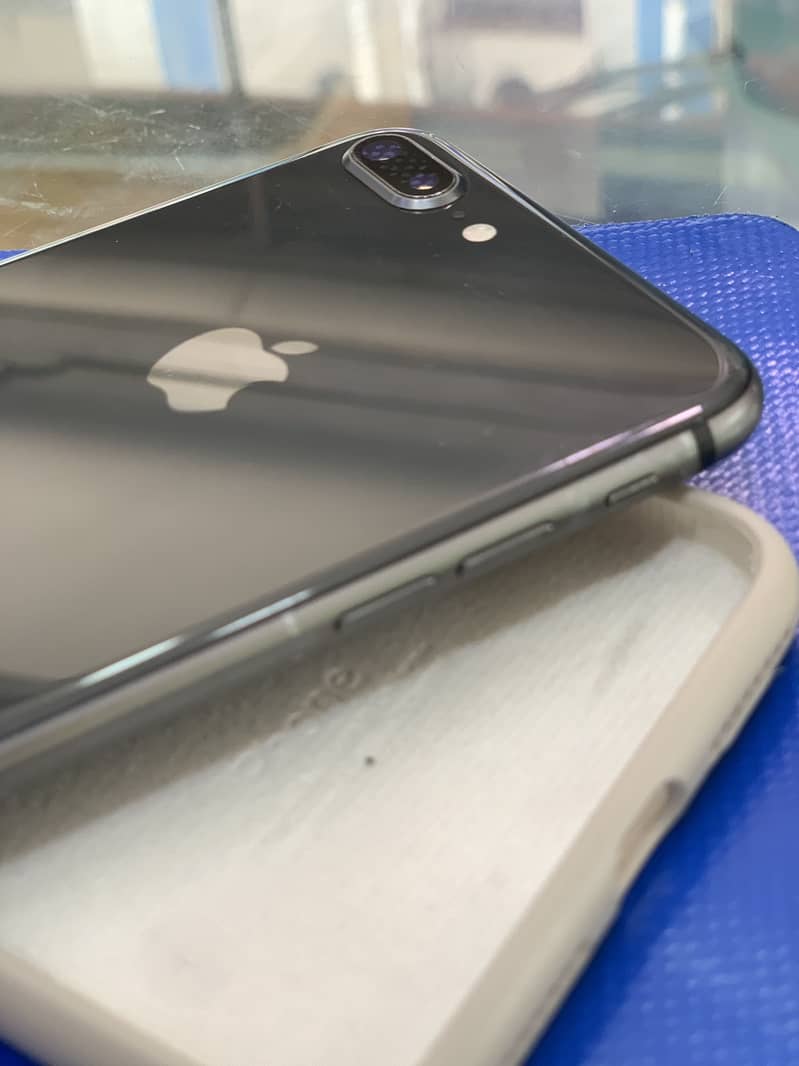 Apple iPhone 8 Plus 5