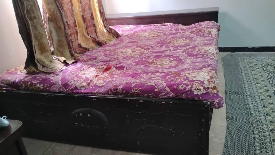 queen size bed 1