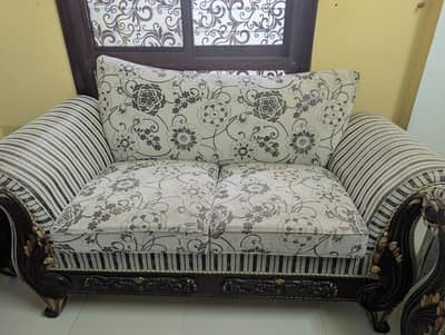 7 Seater sofa set with table, used, good looking and jumbo size