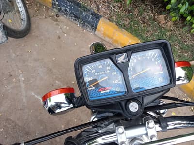 2025 model 10 10 condition bike urgent sale total genuine