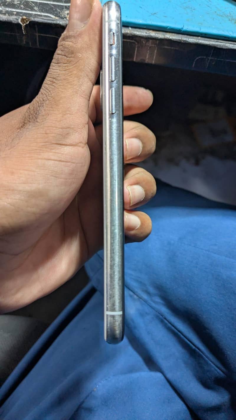 Apple iPhone X 4