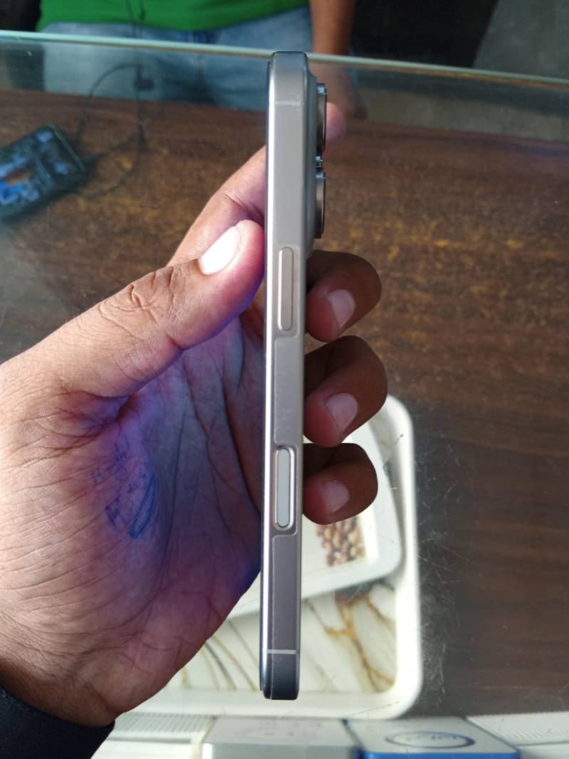 Apple iPhone 16 Pro 1
